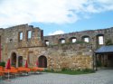 Blick vom Innenhof auf die Fassade der Giechburg